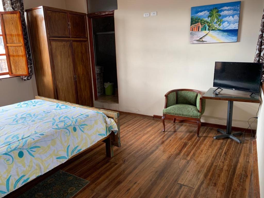Hostel Santa Canela Cuenca Esterno foto